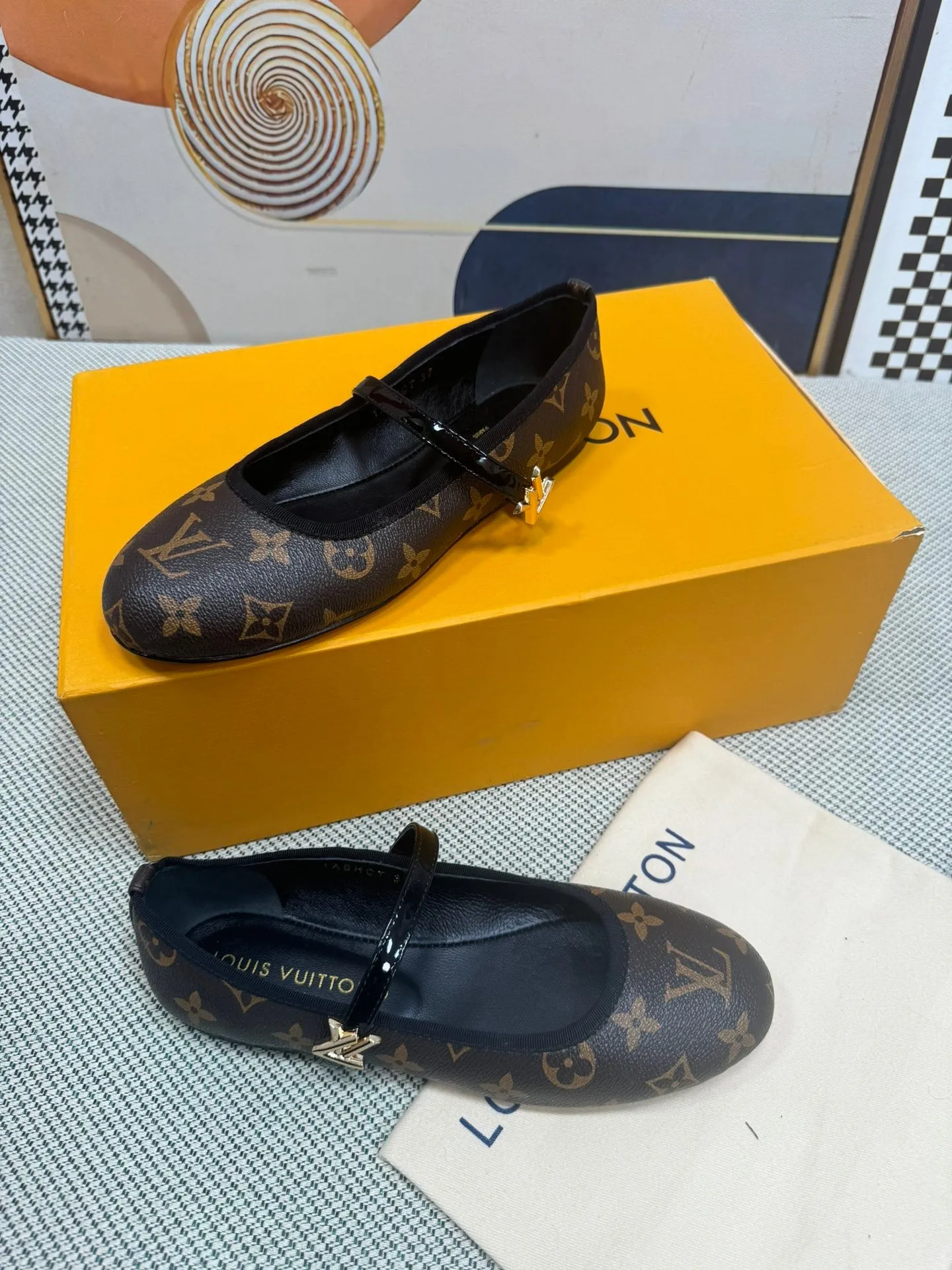 👟👟Ex-factory price 520👟👟 LV's new shoes. Made of bleached Monogram denim canvas, these Helios sandals are eye-catching with natural leather trims. The model features refined gold details, such as the elegant rivets inspired by historic Louis Vuitton trunks and the buckle that adorns the ankle strap.  ♺Material: Denim ➕Cow leather ♺ Lining: Full sheepskin for foot pads ♺ Outsole: Genuine leather sole ♺Heel height 1.0cm ♺ Shoe size: 35-39 (34.40 41.42 customized, non-refundable)